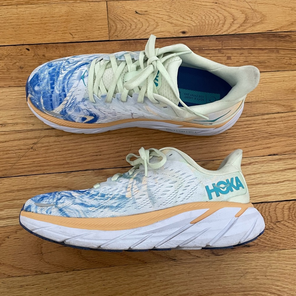 Hoka Clifton 8’s preowned women size 6